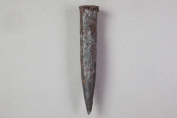 Meißel für die Holzbearbeitung aus Eisen von der Burg Mömbris, Unterfranken, Anfang 14. Jh., Fd.-Nr. 502, H. 10,7 cm, Br. 2,2 cm