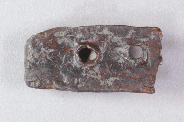 Schuheisen aus Eisen von der Burg Mömbris, Unterfranken, Ende 14. Jahrhundert, Fd.-Nr. 505, H. 0,9 cm, Br. 4,1 cm