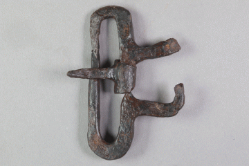 Schnalle aus Eisen von der Burg Mömbris, Unterfranken, erste Hälfte 14. Jahrhundert, Fd.-Nr. 508, H. 7,6 cm, Br. 5,7 cm