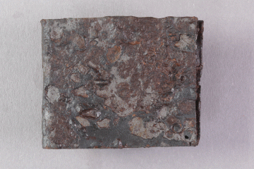 Schnalle aus Eisen von der Burg Mömbris, Unterfranken, ca. 1400, Fd.-Nr. 513, H. 3,4 cm, Br. 4,7 cm