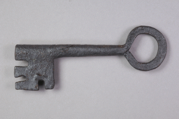Schlüssel aus Eisen von der Burg Mömbris, Unterfranken, Anfang 14. Jahrhundert, Fd.-Nr. 522, H. 3,80 cm, Br. 12,70 cm