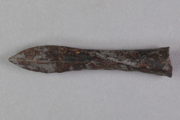 Armbrustbolzen aus Eisen von der Burg Mömbris, Unterfranken, ca. 1400, Fd.-Nr. 516, H. 1,3 cm, Br. 6,8 cm