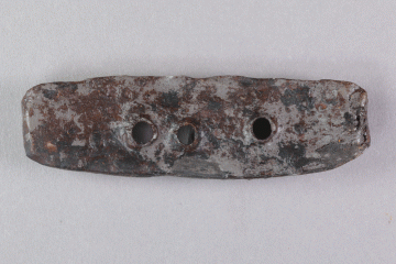 Schuheisen aus Eisen von der Burg Mömbris, Unterfranken, Ende 14. Jahrhundert, Fd.-Nr. 517, H. 1,20 cm, Br. 8,20 cm