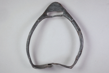 Steigbügel aus Eisen von der Burg Mömbris, Unterfranken, erste Hälfte 14. Jahrhundert, Fd.-Nr. 520, H. 15,8 cm, Br. 13,2 cm