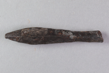 Pfeilspitze aus Eisen von der Burg Mömbris, Unterfranken, letztes Drittel 14. Jh., Fd.-Nr. 521, H. 1,22 cm, Br. 6,60 cm