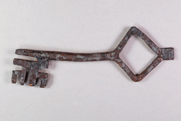 Schlüssel aus Eisen von der Burg Mömbris, Unterfranken, Anfang 14. Jahrhundert, Fd.-Nr. 522, H. 5,5 cm, Br. 13,6 cm