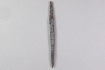 Werkzeug aus Eisen von der Burg Mömbris, Unterfranken, letztes Drittel 14. Jh., Fd.-Nr. 531, H. 9,6 cm, Br. 0,7 cm