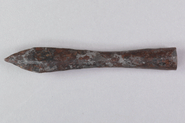 Armbrustbolzen aus Eisen von der Burg Mömbris, Unterfranken, letztes Drittel 14. Jh., Fd.-Nr. 539, H. 1,76 cm, Br. 10,3 cm
