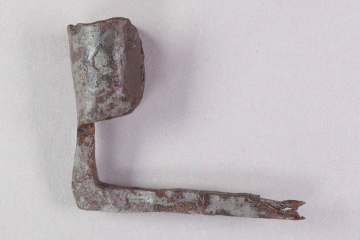 Kienspanhalter aus Eisen von der Burg Mömbris, Unterfranken, erste Hälfte 14. Jahrhundert, Fd.-Nr. 540, H. 5,0 cm, Br. 6,2 cm