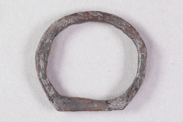 Schnalle aus Eisen von der Burg Mömbris, Unterfranken, um 1400, Fd.-Nr. 542, H. 2,7 cm, Br. 3,0 cm