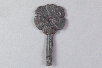Beschlag aus Eisen von der Burg Mömbris, Unterfranken, erste Hälfte 14. Jahrhundert, Fd.-Nr. 543, H. 4,2 cm, Br. 2,1 cm