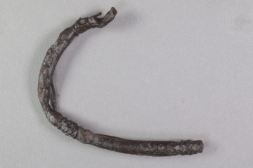 Taschenbügel aus Eisen von der Burg Mömbris, Unterfranken, Ende 14. Jahrhundert, Fd.-Nr. 558, H. 6,65 cm, Br. 8,20 cm