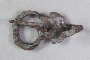 Schnalle aus Eisen von der Burg Mömbris, Unterfranken, erste Hälfte 14. Jahrhundert, Fd.-Nr. 561, H. 1,9 cm, Br. 3,4 cm