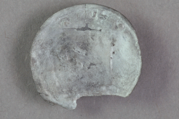 Münze aus Silber von der Burg Mömbris, Anfang 14. Jh., Fd.-Nr. 530, H. 1,65 cm, Br. 1,82 cm