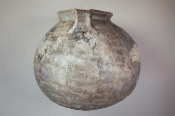 Tüllenkanne mit Wackelboden von der Burg Wahlmich. Unterfranken, um 1250, Fd.-Nr. 315 da, H. 23,0 cm., Br. 23,2,2 cm