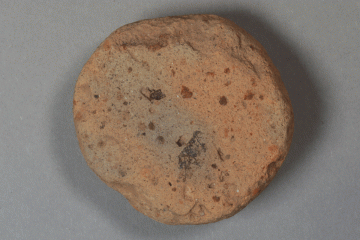 Spielstein aus Ziegel vom Gotthardsberg, Unterfranken, 14. Jahrhundert, Fd.-Nr. 1443, H. 1,7 cm, Br. 5,4 cm