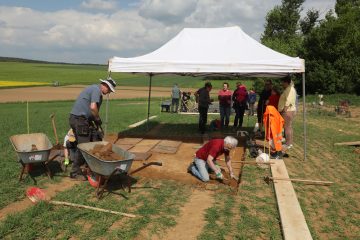 Das Team vom Archäologischen Spessartprojekt informiert interessierte Ortsansässige über die neusten Erkenntnisse.