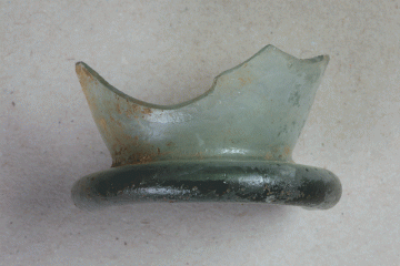 Fragment einer gestauchten Flasche aus Waldglas, um 1400