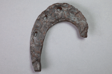 Fragment eines Hufeisens von der Burg Hauenstein bei Krombach, Spessart, letzes Drittel 14. Jh., Fd.-Nr. 015, H. 11,4 cm, Br. 9,6 cm