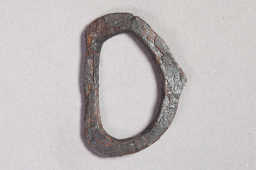 Schnalle aus Eisen von der Burg Hauenstein, Spessart, um 1400, Fd.-Nr. 152, H. 5,5 cm, Br. 3,9 cm