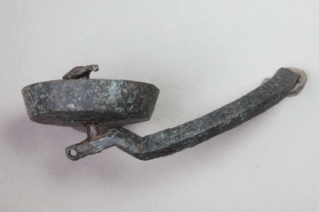 Fragment eines Buntmetallleuchters von der Burg Hauenstein, letzes Drittel 14. Jahrhundert, Fd.-Nr. 106g, H. 4,4 cm, Br. 12,2 cm