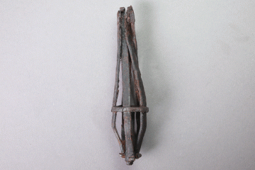 Teil eines Eisenleuchters von der Burg Hauenstein, letztes Drittel 14. Jh., Fd.-Nr. 098, H. 12,3 cm, Br. 2,6 cm
