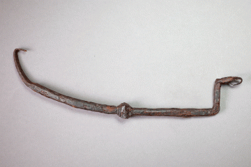 Teil eines Eisenleuchters von der Burg Hauenstein, letztes Drittel 14. Jh., Fd.-Nr. 160, H. 6,3 cm, Br. 25,1 cm