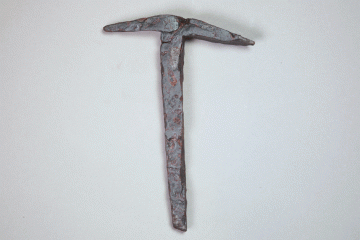 Achsnagel aus Eisen von der Burg Hauenstein, Fd.-Nr. 236, H. 15,1 cm, Br. 10,5 cm